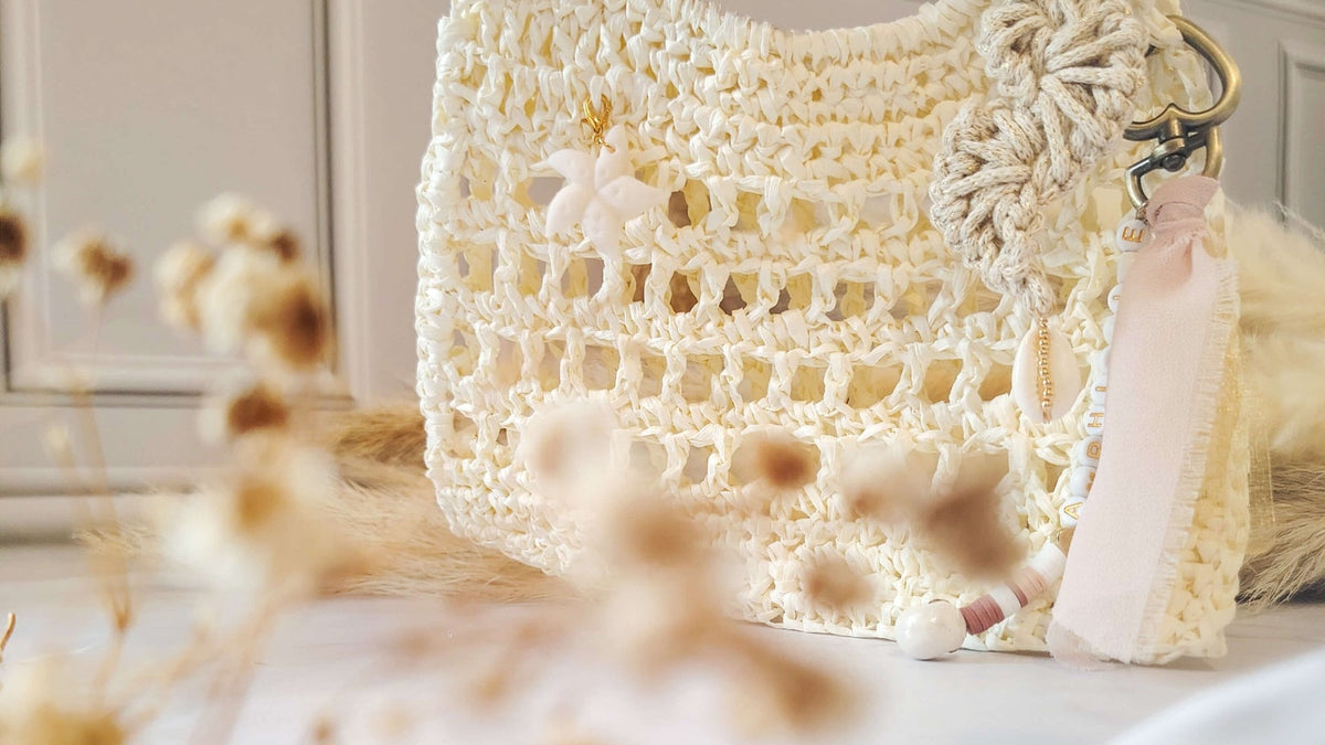 Sac en raphia blanc ajouré à anses en bois – modèle Amphitrite - Sacs au crochet - Irilena