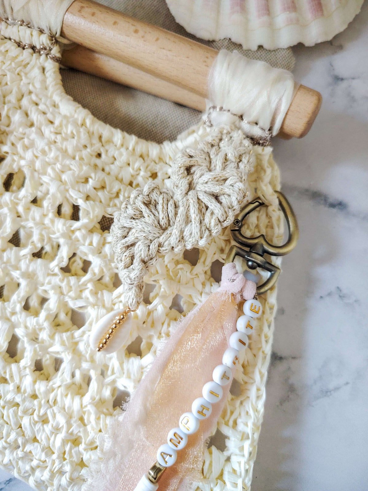 Sac en raphia blanc ajouré à anses en bois – modèle Amphitrite - Sacs au crochet - Irilena