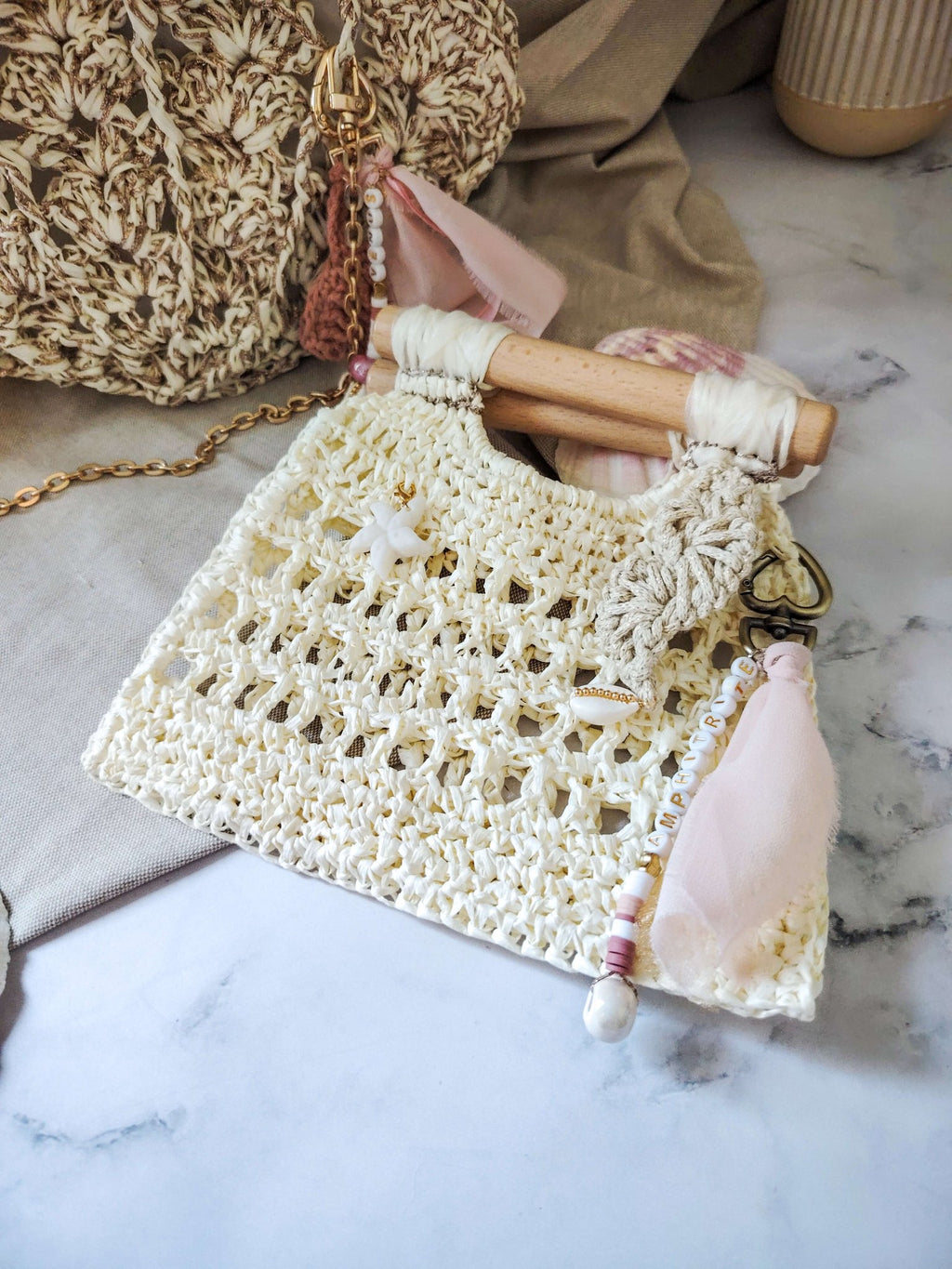 Sac en raphia blanc ajouré à anses en bois – modèle Amphitrite - Sacs au crochet - Irilena