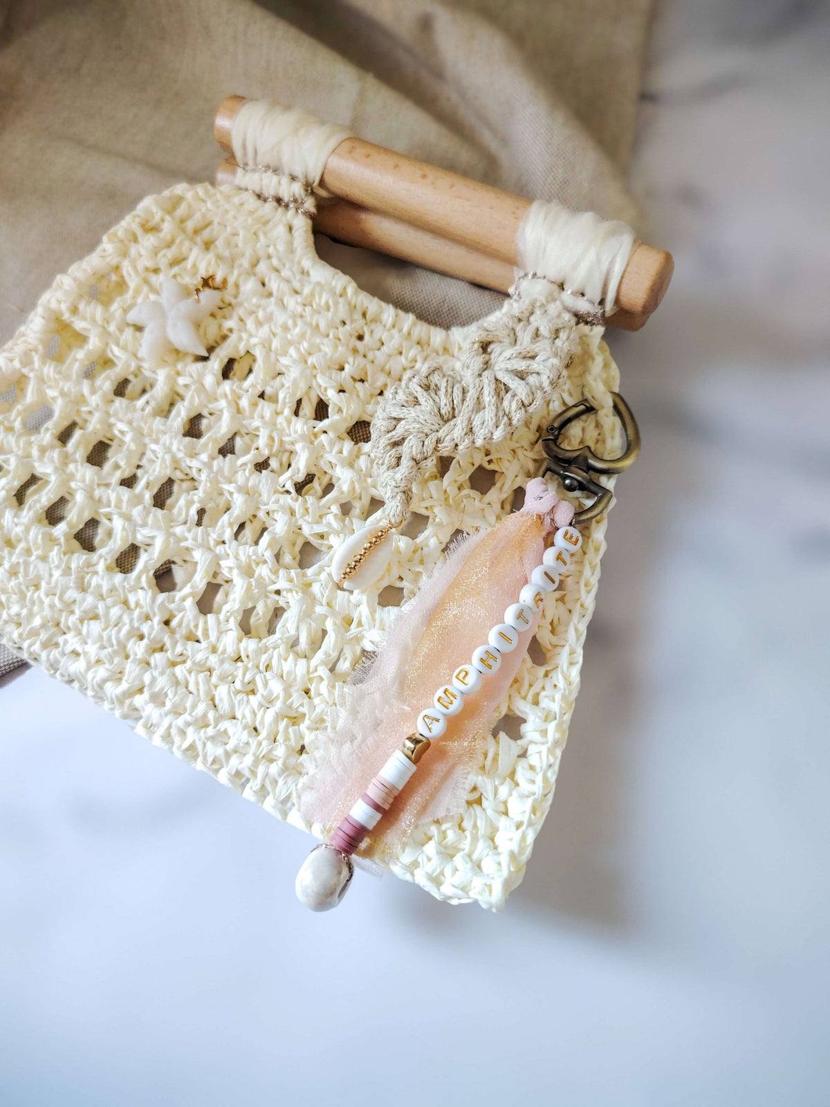 Sac en raphia blanc ajouré à anses en bois – modèle Amphitrite - Sacs au crochet - Irilena