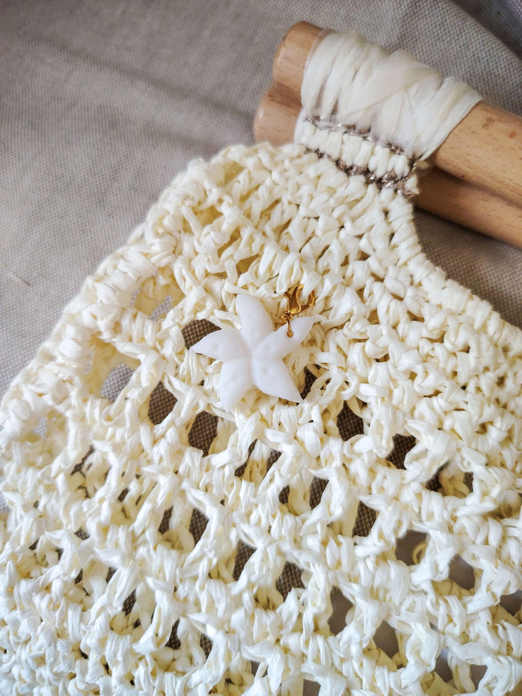 Sac en raphia blanc ajouré à anses en bois – modèle Amphitrite - Sacs au crochet - Irilena