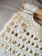 Sac en raphia blanc ajouré à anses en bois – modèle Amphitrite - Sacs au crochet - Irilena