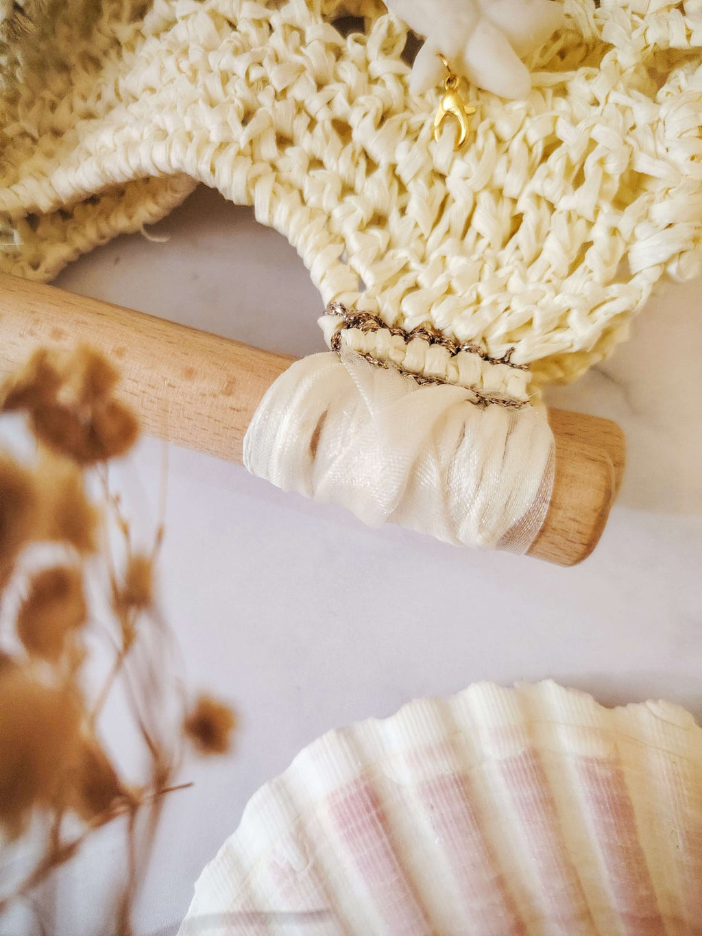 Sac en raphia blanc ajouré à anses en bois – modèle Amphitrite - Sacs au crochet - Irilena