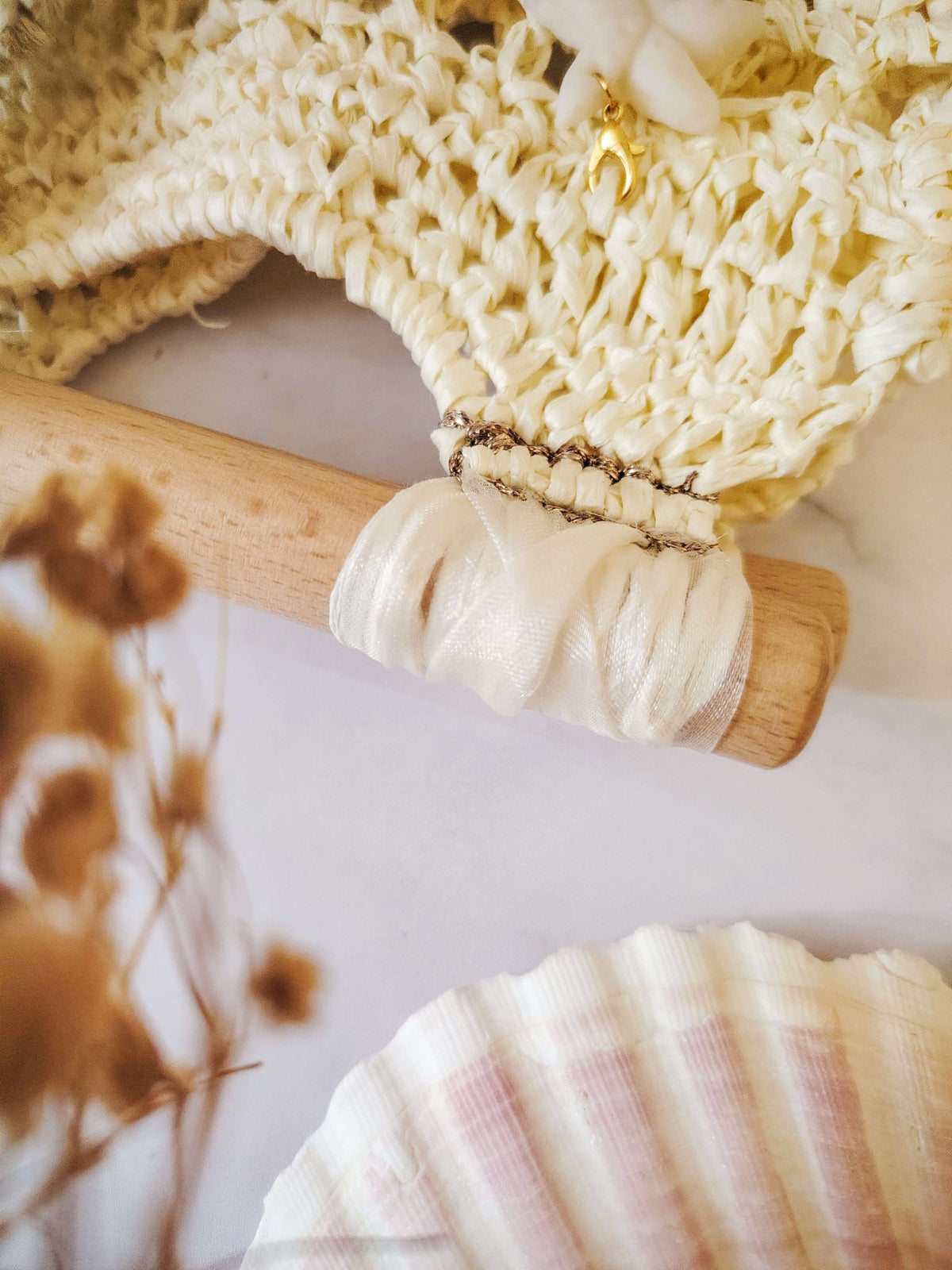 Sac en raphia blanc ajouré à anses en bois – modèle Amphitrite - Sacs au crochet - Irilena