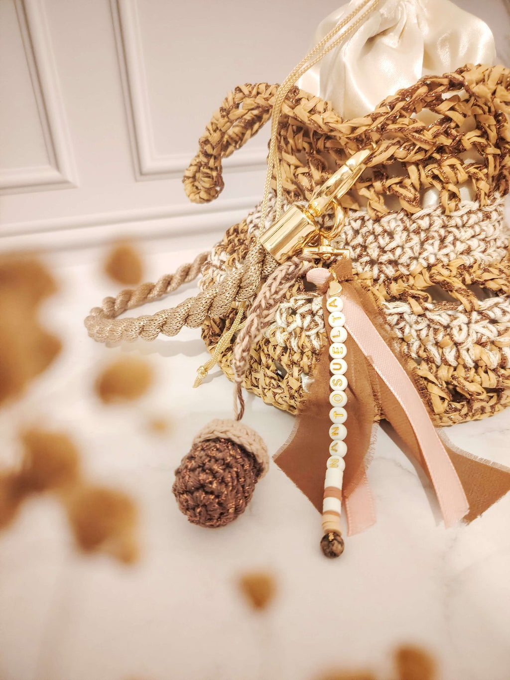Sac seau au crochet ajouré marron et doré – modèle Nantosuelta - Sacs au crochet - Irilena