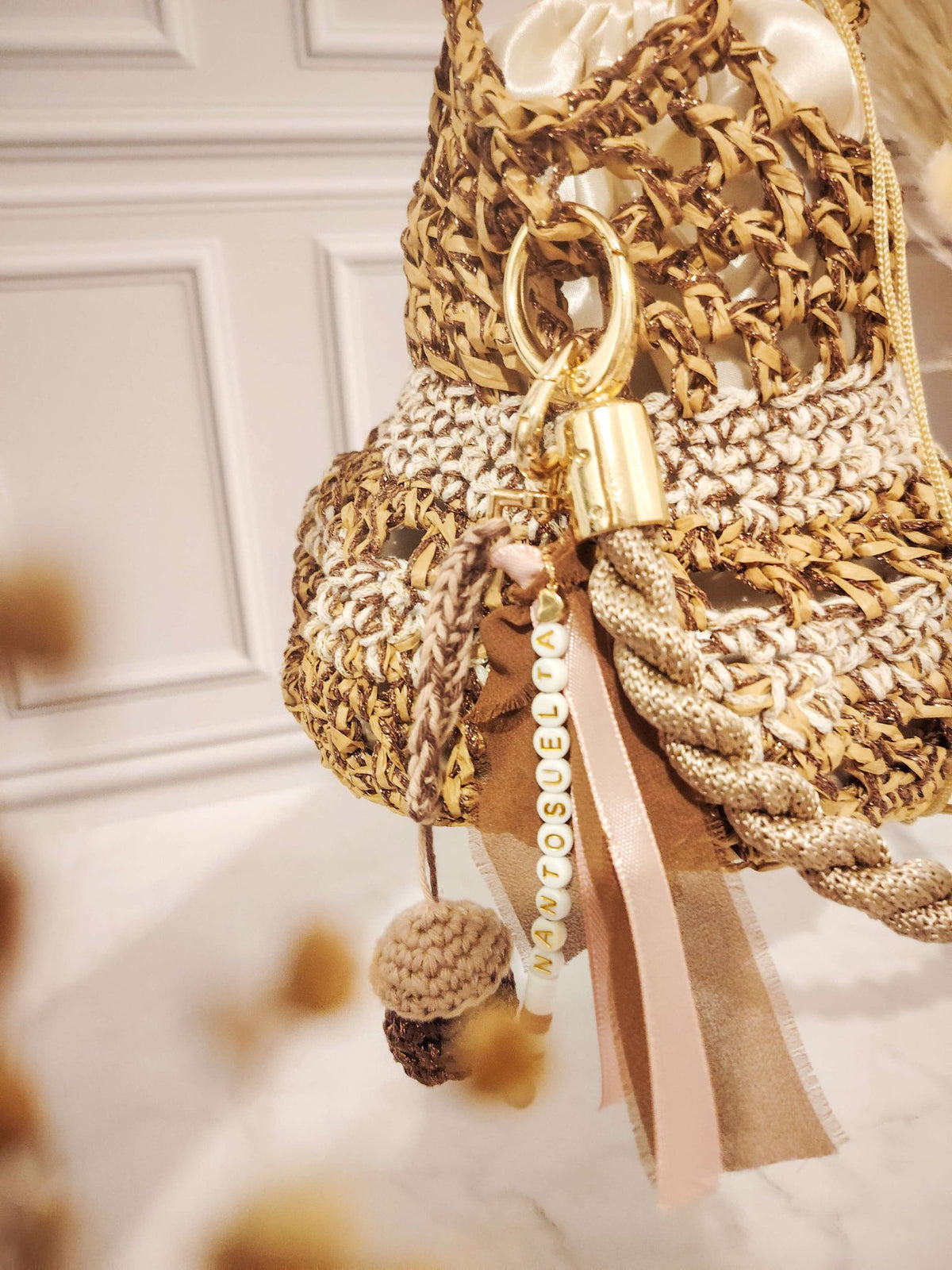 Sac seau au crochet ajouré marron et doré – modèle Nantosuelta - Sacs au crochet - Irilena